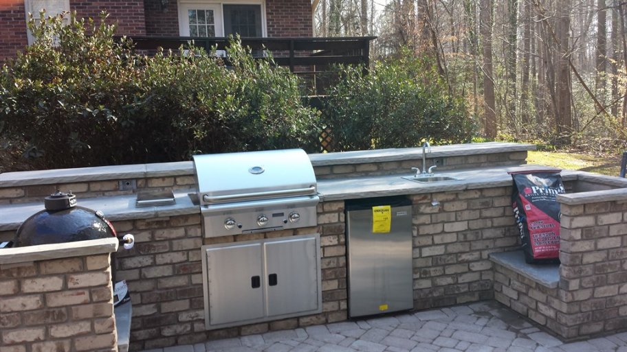 outdoor kitchen, backyard kitchen, outdoor grill, outdoor seating, outdoor fireplace, outdoor sink